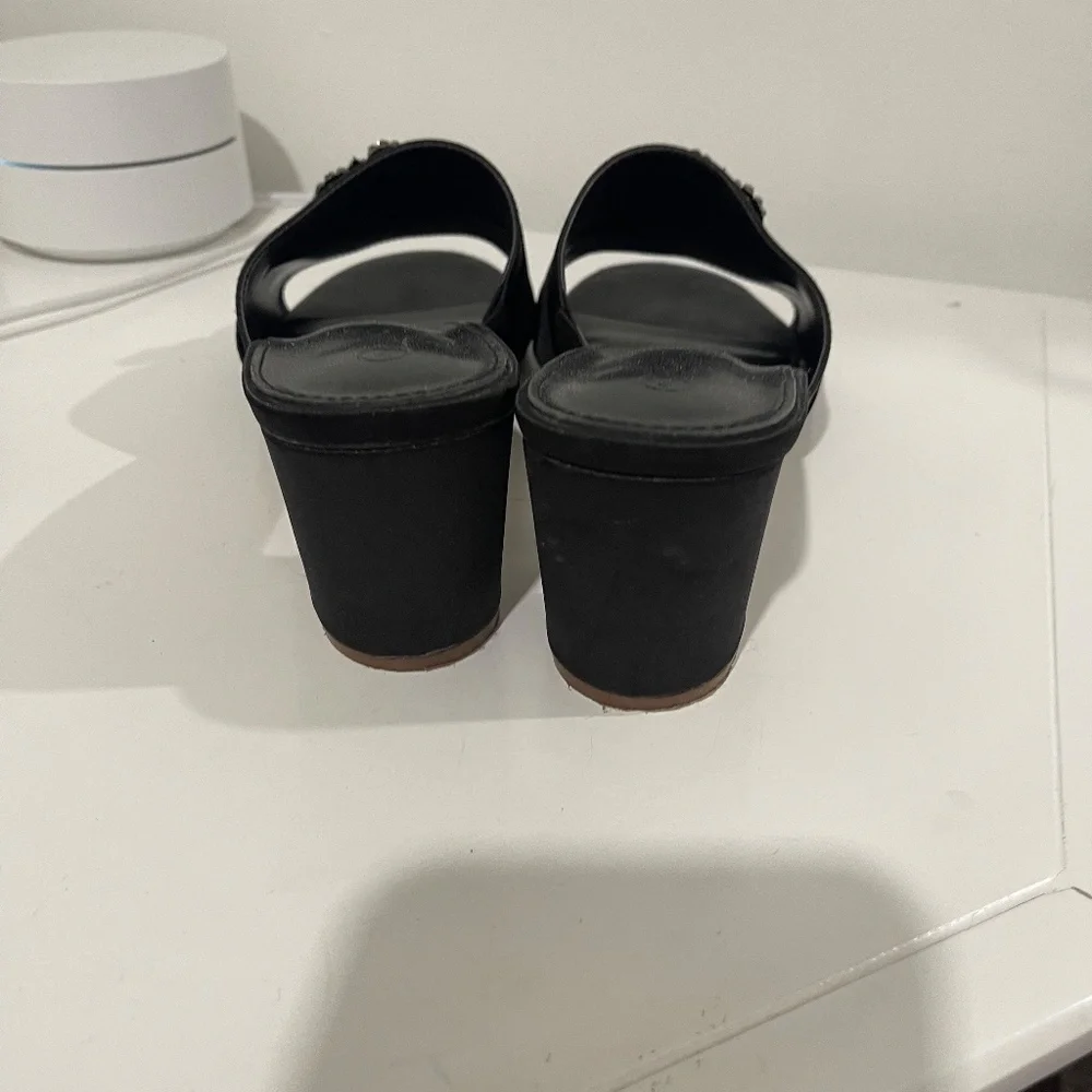 SHOES - Picture 3 of 5